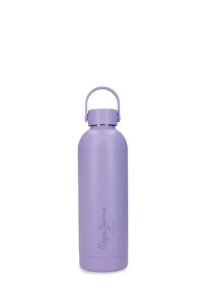 Botella de agua metálica de color lavanda con tapa de rosca y asa en bucle, con la marca "Pepe Jeans London" en el lateral.