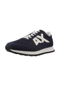 Baskets bleu marine avec lacets blancs et logo "AX" sur le côté, avec une semelle extérieure en caoutchouc noir et une semelle intermédiaire blanche.