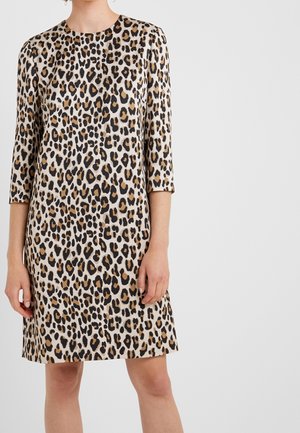 Shiftkleid mit Leopardenmuster und dreiviertel Ärmeln. Hergestellt aus weichem Stoff, mit beige-, schwarz- und braunen Mustern. Geradlinige Silhouette.