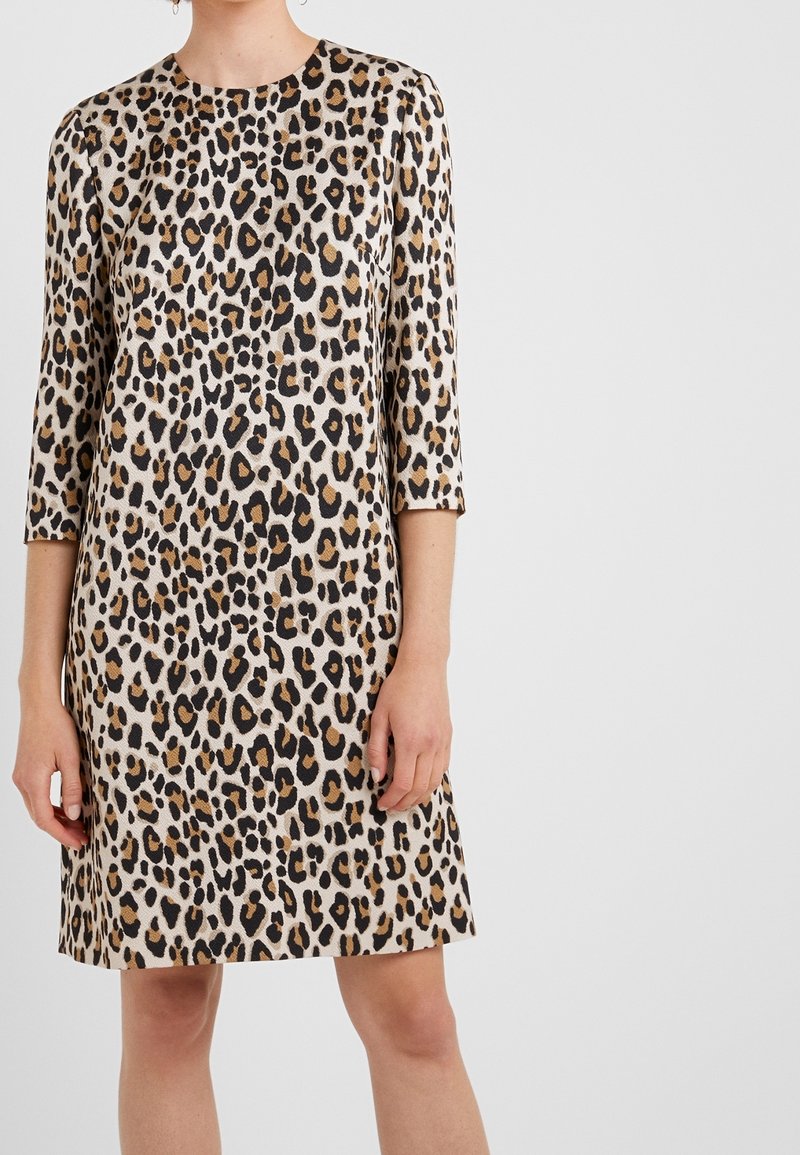 Robe droite à imprimé léopard avec manches trois-quarts. Confectionnée dans un tissu doux, présentant des motifs beige, noir et marron. Silhouette droite.