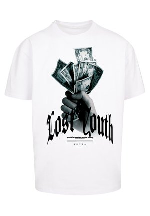 Hvid bomulds t-shirt med et grafisk tryk af en hånd, der holder foldede pengesedler. Teksten siger "Lost Youth" med en tagline nedenfor.