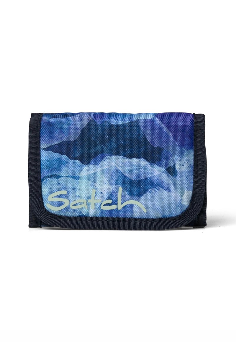 Faltgeldbörse aus blauer Stoff mit einem Aquarell-Muster von Bergen. Verfügt über ein graues Logo auf der Vorderseite und eine strukturierte Oberfläche.