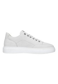 Weiße Ledersneaker mit glatter Textur, abgerundetem Zeh, sechs Ösen und einer dicken weißen Gummisohle. Minimalistisches Design mit subtilen Akzenten.