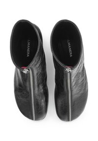 Stivali ankle neri in pelle testurizzata, con cerniera argentata sul davanti, punta arrotondata e finitura interna liscia.