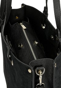 Borsa nera in pelle con una superficie texturizzata e fodera in morbida suede. Dotata di hardware dorato, un comparto con zip e chiusure a scatto.