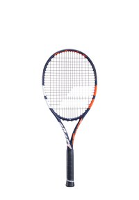 Tennisketsjer med en blå og hvid ramme, orange accenter og et textured sort greb. Har et gitter af strenge over et ovalt hoved.