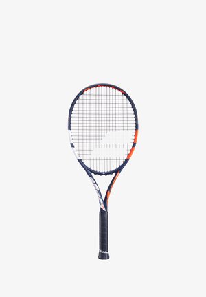 Raqueta de tenis con un marco azul y blanco, detalles en naranja y un agarre negro texturizado. Presenta una rejilla de cuerdas en una cabeza ovalada.