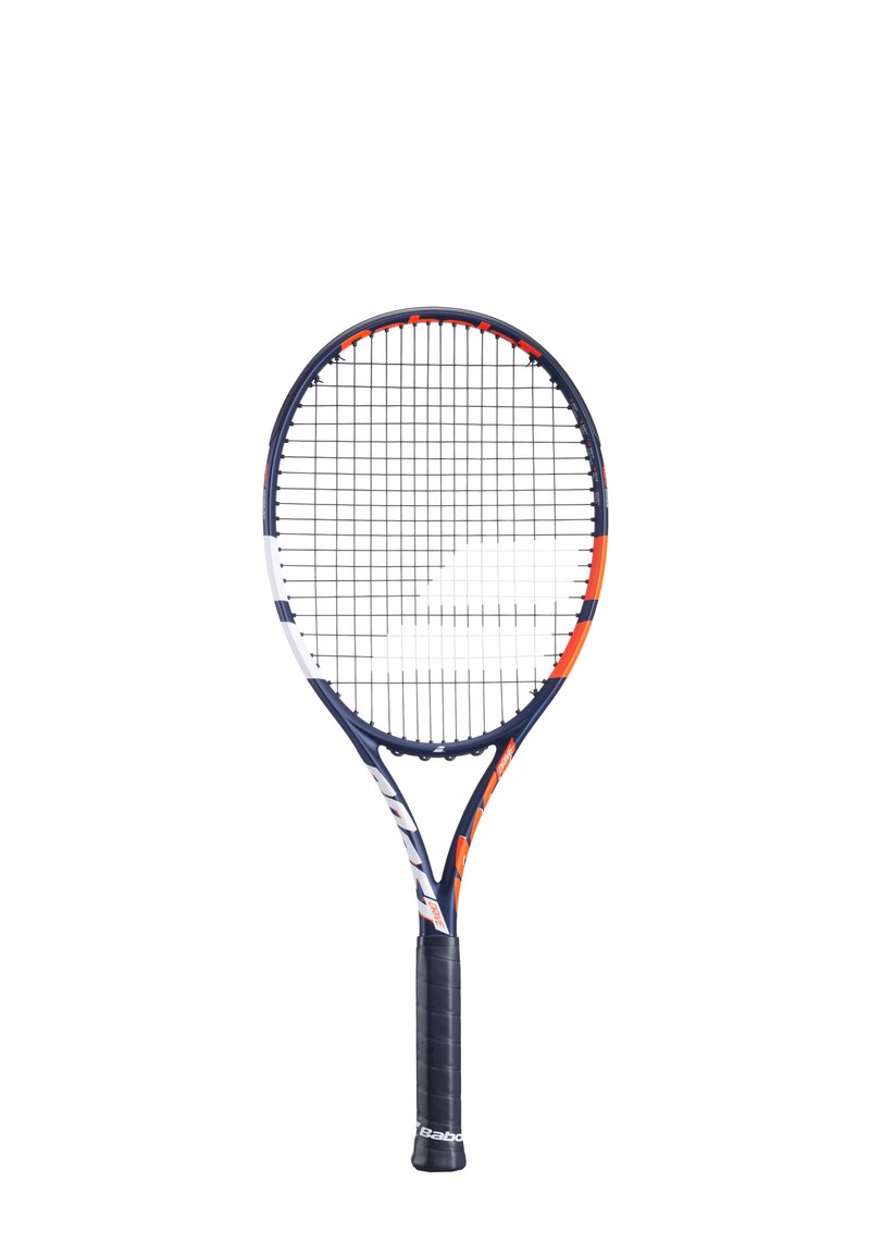 Tennisketsjer med en blå og hvid ramme, orange accenter og et textured sort greb. Har et gitter af strenge over et ovalt hoved.