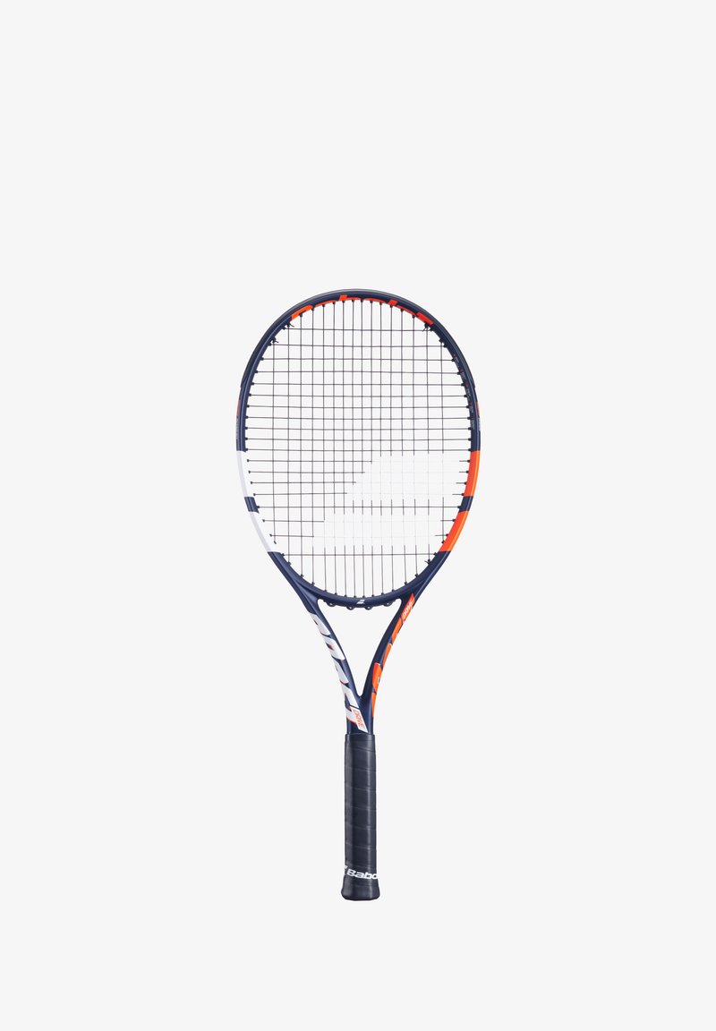 Tennisketsjer med en blå og hvid ramme, orange accenter og et textured sort greb. Har et gitter af strenge over et ovalt hoved.