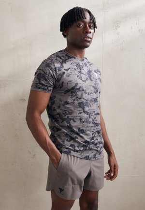 Under Armour PROJECT ROCK PAYOFF AOP GRAPHIC TOP - T-Shirt print - fresh clay/silt
