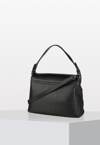 Borsa a mano nera in pelle con finitura texture, manico corto e tracolla lunga staccabile. Presenta una chiusura con zip e pochi accenti hardware.