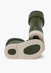 Botas de lluvia de goma verdes con un acabado suave, con la parte superior redondeada y suelas texturizadas beige que presentan un patrón de agarre.