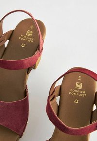 Next REGULAR FIT - Dřeváky - red