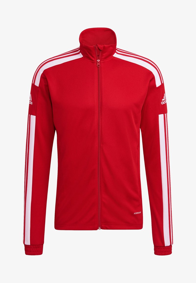 Chaqueta roja con cremallera hecha de una tela suave, con acentos en blanco de tres rayas en los hombros y las mangas, y un cuello alto.
