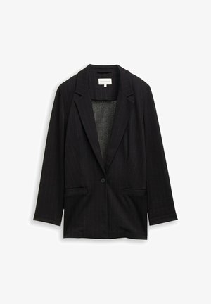 Blazer nero su misura con sottili righe, chiusura con un bottone singolo, due tasche frontali e rever a lancia. Texture liscia, design strutturato.