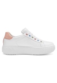 Bílá platformová teniska s růžovou patní záplatou a vícerozměrným propletením, bílé tkaničky a tlustá vroubkovaná podrážka.