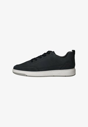 Donkergrijze sneaker met een glad bovenwerk, gemarmerde accenten, vetersluiting aan de voorkant, subtiel logo en een witte rubberen zool met grippatronen.