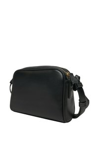 Borsa a tracolla nera in pelle testurizzata, con cerniera dorata, tracolla regolabile e forma rettangolare con angoli arrotondati.