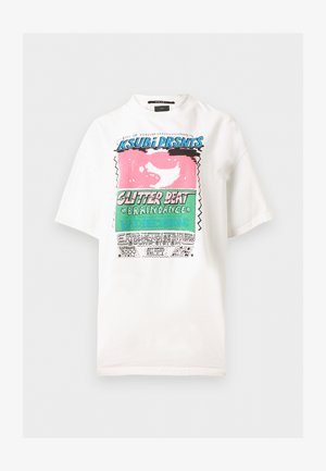 T-shirt bianca a maniche corte con blocchi di testo grafici colorati con le scritte "KSUBI PRSNTS", "GLITTER BEAT" e "RAIN DANCE" in design audaci.