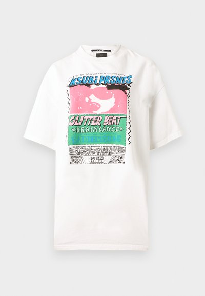 Λευκό T-shirt κοντομάνικο με πολύχρωμα γραφικά μπλοκ κειμένου που αναγράφουν "KSUBI PRSNTS", "GLITTER BEAT" και "RAIN DANCE" σε έντονα σχέδια.