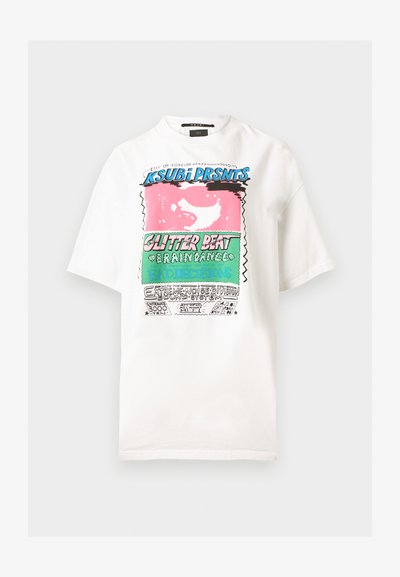Λευκό T-shirt κοντομάνικο με πολύχρωμα γραφικά μπλοκ κειμένου που αναγράφουν "KSUBI PRSNTS", "GLITTER BEAT" και "RAIN DANCE" σε έντονα σχέδια.