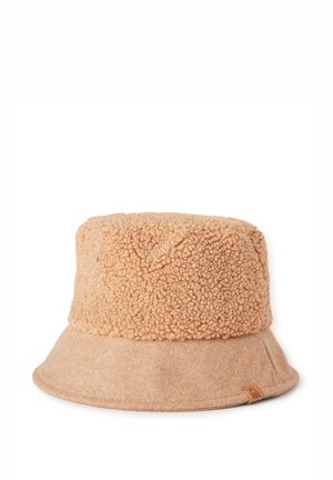 Beiger Fischerhut mit flauschigem Fleece-Oberschicht und glattem, filzähnlichem unteren Rand. Mit einem kleinen Lederetikett mit Logo-Detail versehen.