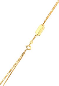 Bracciale in catena tono oro con anelli intrecciati, etichetta rettangolare con incisa la scritta "Kuzoi" e chiusura a gancio a molla.