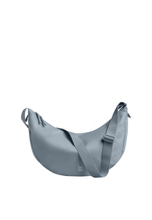Hellgraue crescent-förmige schultertasche mit verstellbarem riemen und reißverschluss, vorne mit "GOT BAG" logo gebrandet.