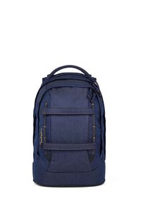 Sac à dos en denim bleu avec une forme structurée, doté de deux sangles avant, de poches latérales doubles et d'une poignée supérieure. Matériau robuste et texture lisse.