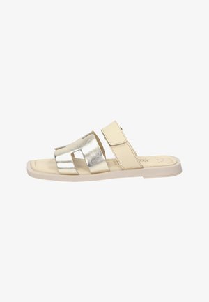 Slip-on sandaal met metallic zilveren en beige leren banden, open teenontwerp, platte rubberen zool en verstelbare klittenbandsluiting.