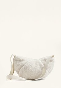 Borsa da spalla bianca e soffice con forma arrotondata, realizzata in tessuto strutturato, con tracolla piatta e dettagli cuciti.