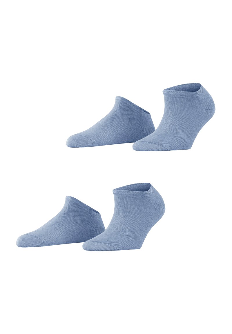 Jasnoniebieskie skarpetki sięgające do kostek o gładkiej fakturze, żebrowanym wzorze i zaokrąglonych palcach. Pokazano dwie pary, podkreślające minimalistyczny styl.
