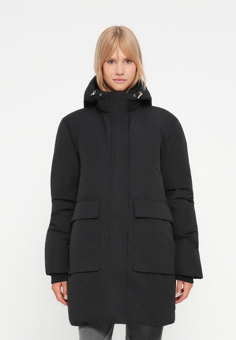 Svart polstret parka-jakke med høy krage, justerbar hette og frontlommer. Har en glatt tekstur og rett snitt.