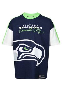Navy blauwe t-shirt met korte mouwen, voorzien van een groot Seattle Seahawks-logo in wit en groen, met de tekst "Emerald City" en contrasterende mouwen.