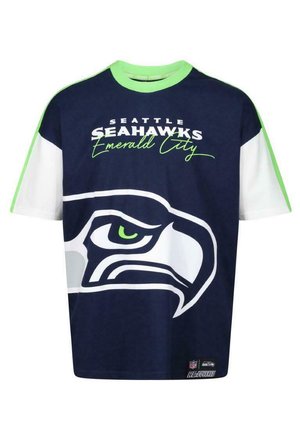 Mörkblå kortärmad t-shirt med en stor Seattle Seahawks-logga i vit och grön, med texten "Emerald City" och kontrasterande ärmar.