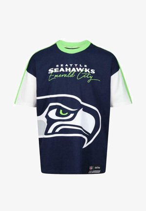 Navy blauwe t-shirt met korte mouwen, voorzien van een groot Seattle Seahawks-logo in wit en groen, met de tekst "Emerald City" en contrasterende mouwen.
