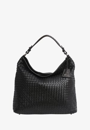 Sac à main en cuir noir tissé avec une sangle unique et une petite étiquette attachée près du bord de la poignée.