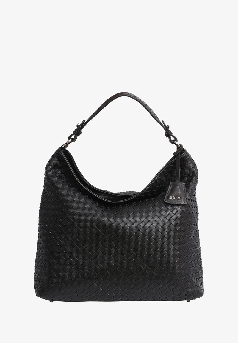 Sac à main en cuir noir tissé avec une sangle unique et une petite étiquette attachée près du bord de la poignée.