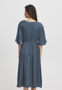 Graues Satin-Midi-Kleid mit elastischem Bund, kurzen Flatterärmeln und Rundhalsausschnitt, das eine glatte, fließende Textur aufweist.