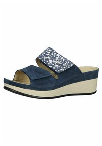 Sandalo wedge in camoscio blu navy con una ampia fascia decorata, punta aperta e una suola chiara testurizzata con un lieve rialzo.
