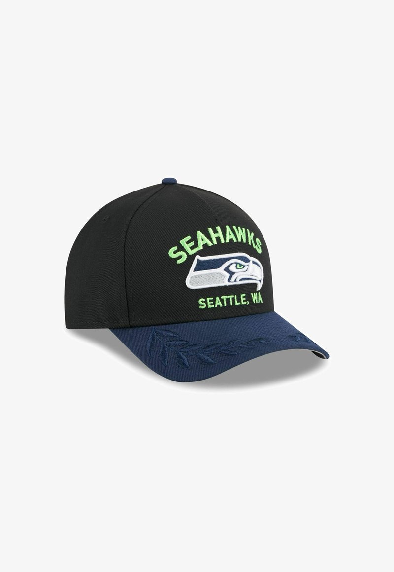 Schwarze Baseballkappe mit gesticktem "Seahawks"-Text und Logo in grün und weiß. Der marineblaue Schirm weist ein Blattmuster auf.