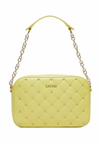 Borsa a tracolla gialla in eco-pelle trapuntata con borchie argentate, tracolla in catena dorata e dettagli del logo. Forma rettangolare con una finitura liscia e texture.