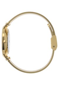 Montre dorée avec un bracelet en maille et un cadran blanc, présentant un boîtier rond, des accents texturés et une boucle sur le bracelet.