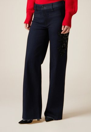 CON PATCH DECORATIVO - Flared Jeans - blu