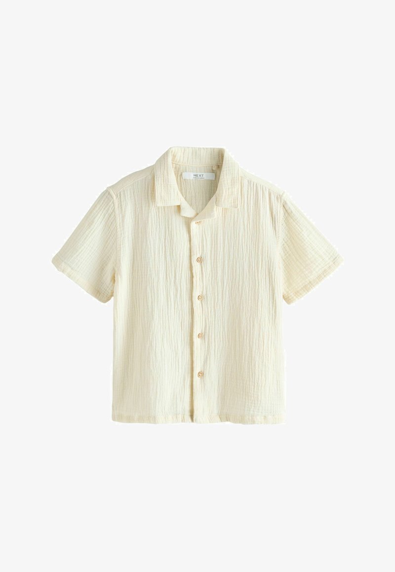 Kremowa koszula z krótkim rękawem na guziki, wykonana z teksturowanej tkaniny, z klasycznym kołnierzem, prezentowana na białym tle.
