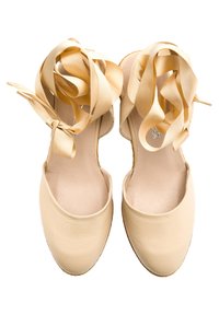 Beżowe skórzane baleriny z zamkniętym czubkiem i wstążkami. Wstążki są jasnobeżowe i zebrane w kostkach, tworząc teksturowany wygląd.