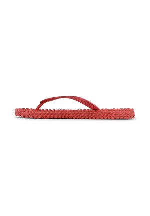 Roter gewebter Flip-Flop mit einfachem rotem Zehenstegriemen, seitlich auf weißem Hintergrund dargestellt.