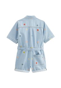 Combinaison en denim bleu clair avec des manches courtes, fleurs brodées de différentes couleurs, taille ceinturée et une poche au dos.