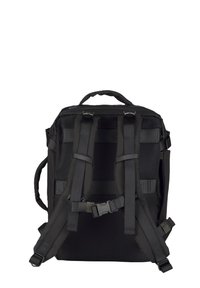 Zaino nero con spallacci imbottiti in rete, manico superiore e numerose cinghie regolabili per attaccamento. Texture del tessuto liscia.