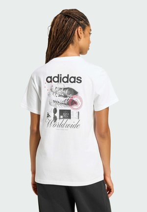 adidas Sportswear, ADIDAS SPORTSWEAR TRAVEL LOOSE GRAPHIC T-SHIRT - Triko s potiskem - white